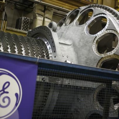 GE Vernova enfrenta dois rebaixamentos, mas mantém confiança no futuro
