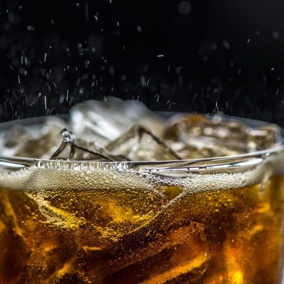 Consumo diário de refrigerante com açúcar afeta saúde e bem-estar do corpo