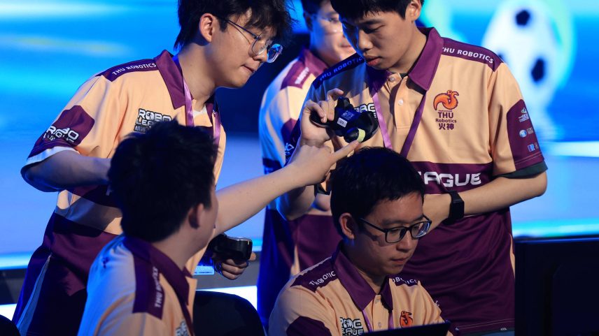 Universitários chineses discutem movimentos de robôs controlados por inteligência artificial (Foto: Zhang Chenlin/Xinhua)