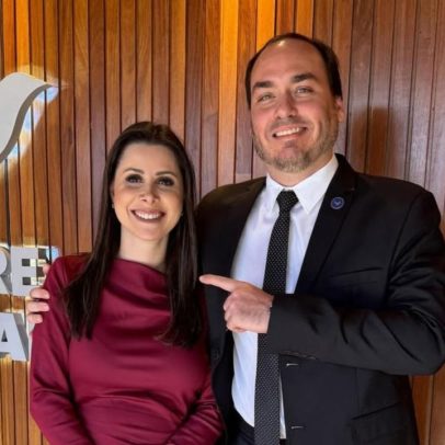 Carol De Toni e Carlos Bolsonaro se encontram em amistoso inesperado