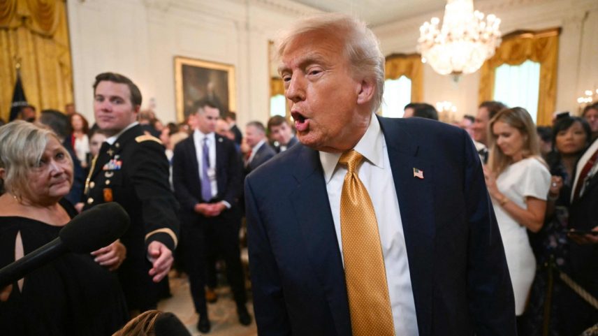 Trump reforça que impôs taxação maior ao Brasil do que a outros países por causa de Bolsonaro (Foto: NDREW CABALLERO-REYNOLDS / AFP)