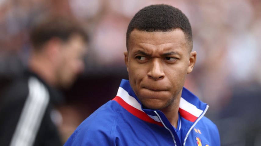 Mbappé fez doação para policiais de choque (Foto: FRANCK FIFE / AFP)
