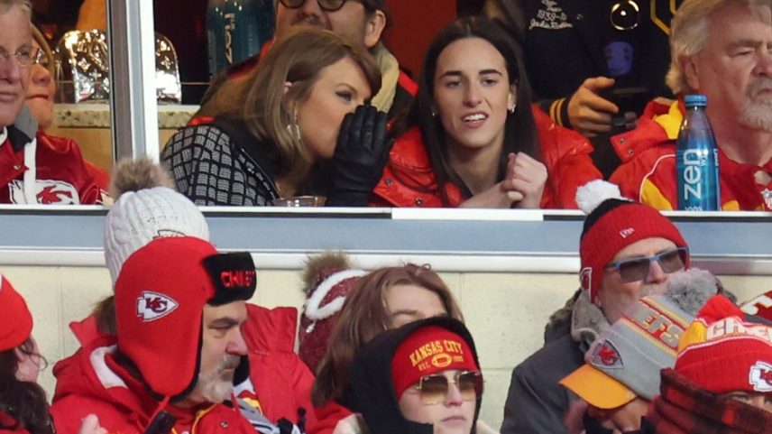Caitlin Clark revelou sobre o que ela e Taylor Swift estavam sussurrando durante o jogo do Kansas City Chiefs que assistiram juntas em janeiro. (Foto: Reprodução)