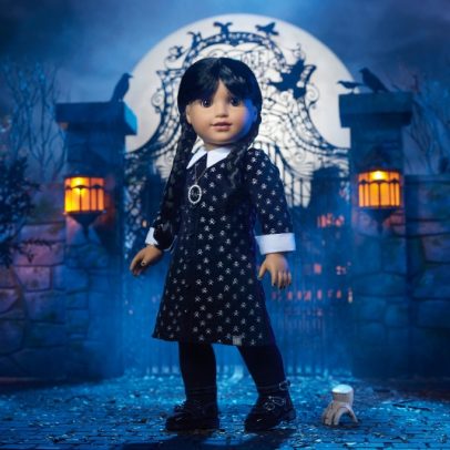 American Girl lança boneca da Mortícia Addams em celebração à renovação de 'Wednesday'