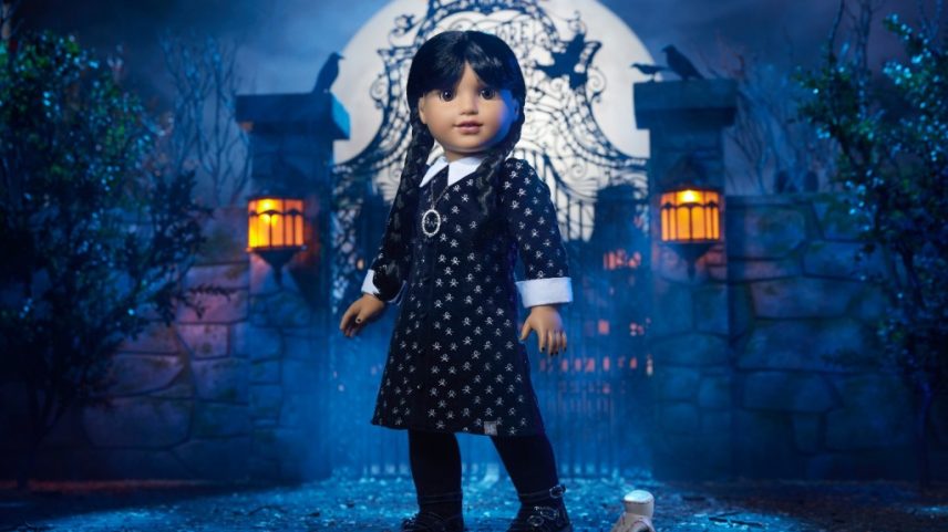 American Girl acaba de lançar uma boneca da Wednesday Addams, a tempo da renovação da terceira temporada de 'Wednesday'. Veja como comprar a boneca. (Foto: Reprodução)