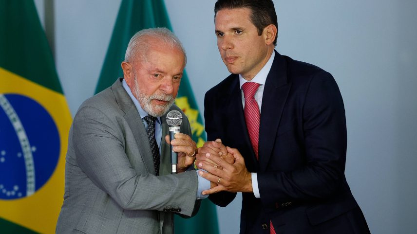 O presidente Lula (PT) e o presidente da Câmara, Hugo Motta (Republicanos-PB), durante entrega da PEC da Segurança Pública no Palácio do Planalto, em abril (Foto: Pedro Ladeira - 23.abr.25/Folhapress)