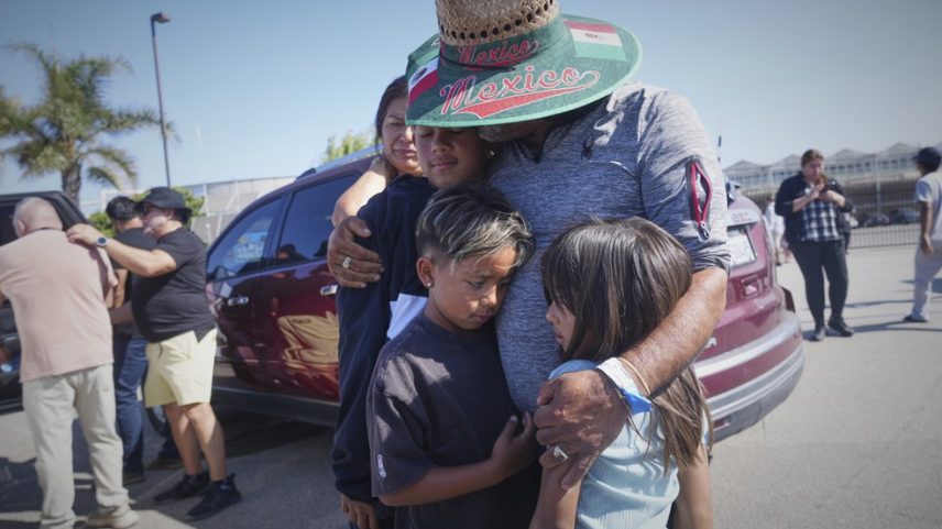 Pessoas se abraçam do lado de fora da Glass House Farms, um dia após uma operação de imigração na propriedade, na sexta-feira, 11 de julho de 2025, em Camarillo, Califórnia (Foto: AP/Damian Dovarganes)