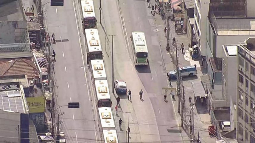 Ônibus sequestrados em Madureira, na Zona Norte do Rio (Foto: Reprodução/TV Globo)