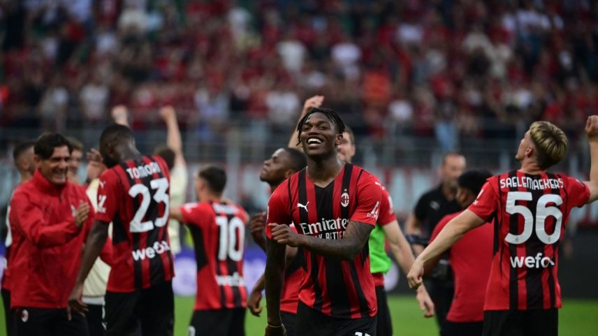 Milan foi campeão italiano em 2021/22 (Foto: MIGUEL MEDINA / AFP)