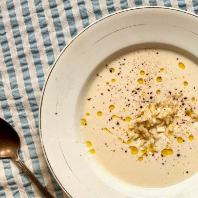 Crema fria de alubias e almendras traz nova versão do ajoblanco com leguminosas