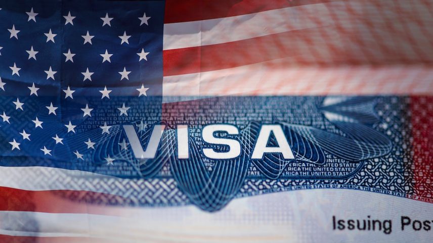Vista a detalhe de uma tarjeta de VISA americana (Foto: AlxeyPnferov/Getty Images/iStockphoto)