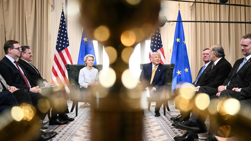 A presidente da Comissão Europeia, Ursula von der Leyen, ao lado do presidente dos Estados Unidos, Donald Trump (Foto: Brendan Smialowski/AFP)
