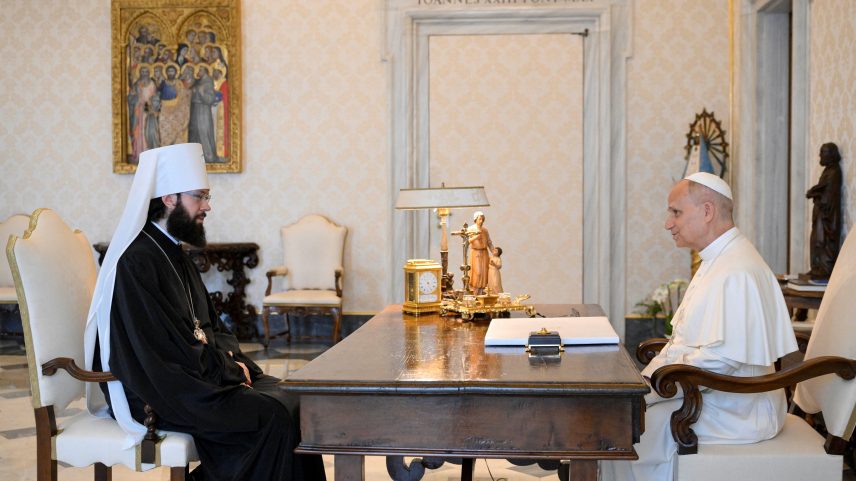 Papa Leão interage com o metropolita Anthony de Volokolamsk, no Vaticano 26/07/2025 (Foto: Simone Risoluti/ Mídia do Vaticano / Divulgação via REUTERS)