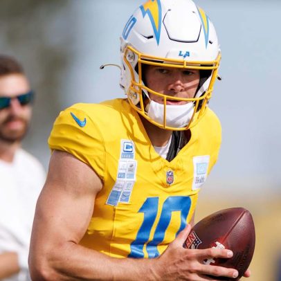 Harbaugh destaca que companheiros de Herbert precisam elevar seu desempenho