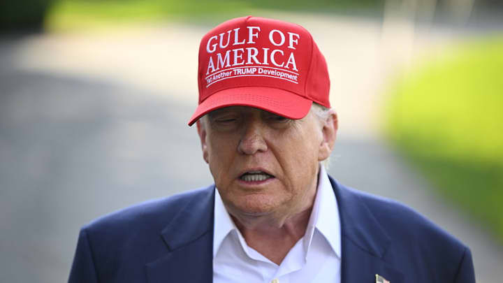 O presidente dos Estados Unidos, Donald Trump, fala à imprensa antes de partir da Casa Branca para Alligator Alcatraz, Flórida, em 1º de julho de 2025, em Washington DC. (Foto: Celal Gunes | Anadolu | Getty Images)