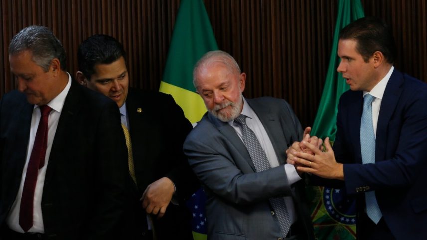 Lula com o ministro da Casa Civil, Rui Costa, e os presidentes do Senado, Davi Alcolumbre, e da Câmara, Hugo Motta (Foto: Cristiano Mariz/Agência O Globo)