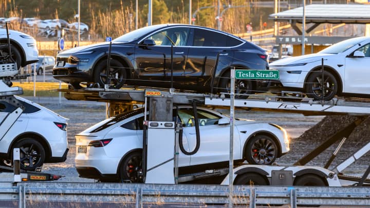 Veículos elétricos Tesla Model Y são coletados da Gigafábrica Tesla Berlin-Brandenburg por um transportador de carros. (Foto: Patrick Pleul | Picture Alliance | Getty Images)