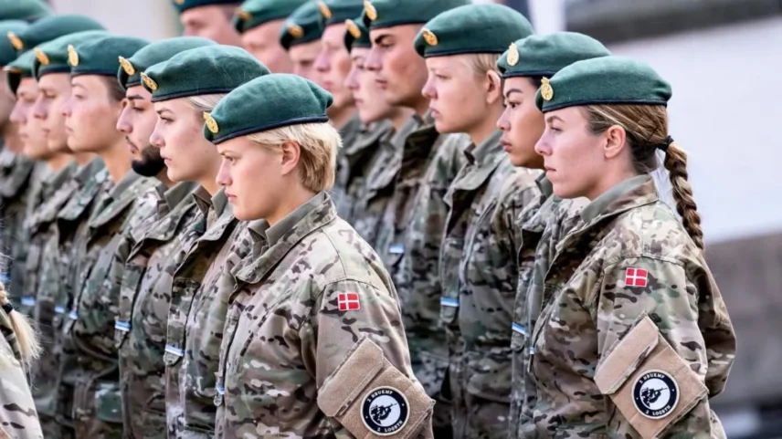 Mulheres dinamarquesas podem atualmente realizar um período de serviço militar de forma voluntária (Foto: EPA)