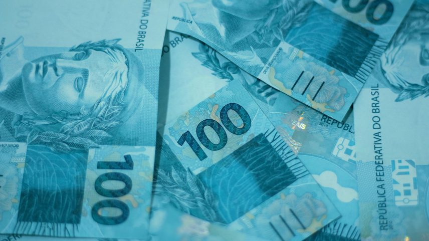 Notas de R$ 100 sobrepostas (Foto: Daniel Dan/Pexels)