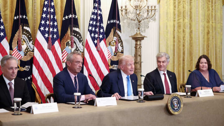 O presidente dos EUA, Donald Trump, o secretário de Saúde e Serviços Humanos (HHS), Robert F. Kennedy Jr., Dr. Mehmet Oz, administrador dos Centros de Serviços Medicare e Medicaid, David Sacks, czar de IA e criptomoedas, e Amy Gleason, administradora interina do Departamento de Eficiência do Governo (DOGE), participam do evento "Fazendo a Tecnologia em Saúde Grande Novamente" na Sala Leste da Casa Branca em Washington, D.C., EUA, em 30 de julho de 2025. (Foto: Evelyn Hockstein | Reuters)