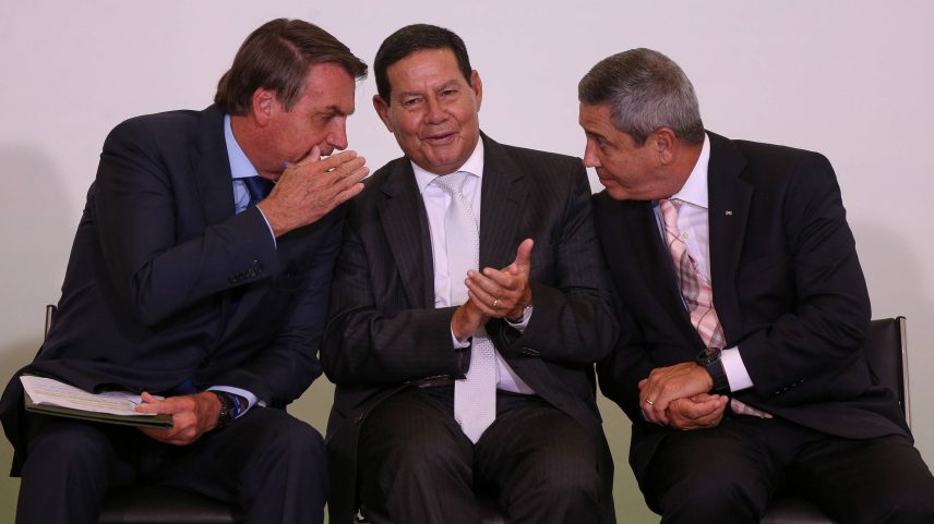 O então presidente Bolsonaro, o vice Mourão e Braga Netto, ministro da Casa Civil, em cerimônia no Palácio do Planalto em março de 2020 (Foto: Pedro Ladeira - 3.mar.20/Folhapress)