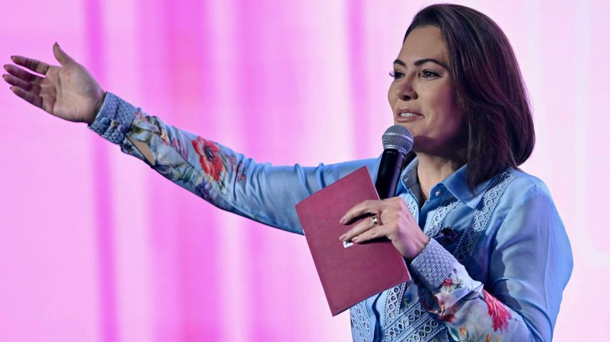 A ex-primeira-dama Michelle Bolsonaro em evento em Brasília; Justiça do DF mandou remover posts sobre ela (Foto: Evaristo Sá - 6.jun.25/AFP)