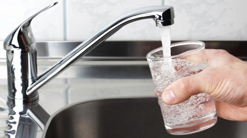 Estratégia de sucesso: flúor age como um escudo protetor, dificultando o desenvolvimento das cáries. Além disso, por ser distribuída universalmente na água, alcança toda a população, especialmente aqueles com menos acesso a produtos odontológicos e serviços dentários (Foto: Thinkstock/VEJA)