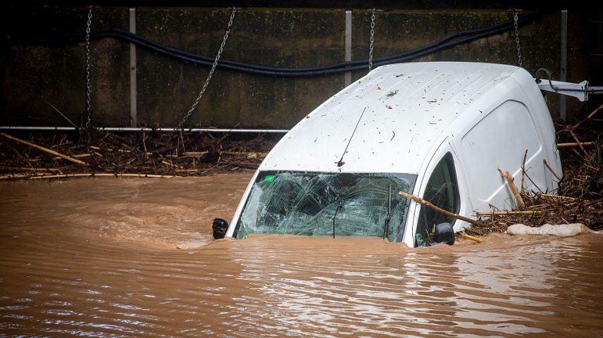 Van fica submersa após chuvas provocarem enchentes na região da Catalunha, nordeste da Espanha (Foto: Albert Llop/NurPhoto/Getty Images)
