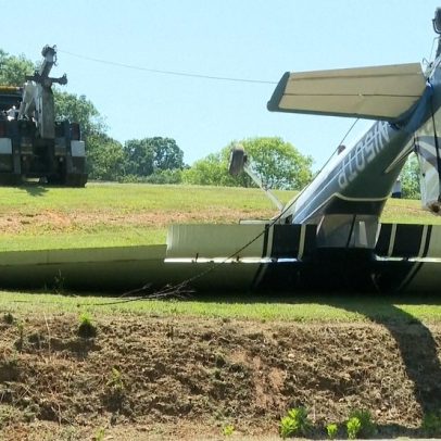 Avião capota ao tentar pousar em jardim nos Estados Unidos, assista ao vídeo