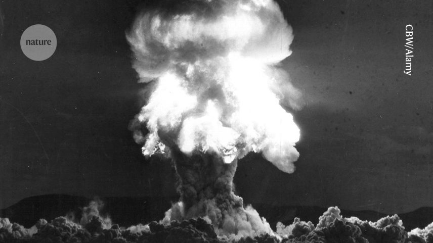 A primeira explosão nuclear no local do teste Trinity, no Novo México, julho de 1945. (Foto: CBW/Alamy)