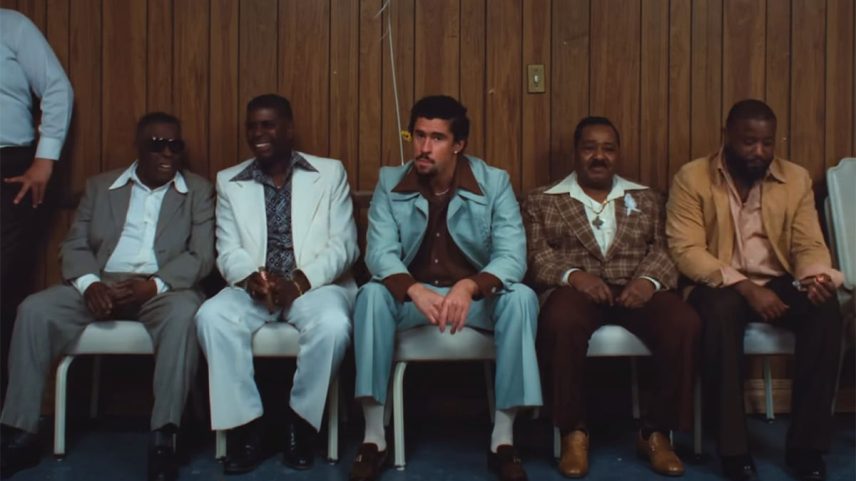 A cena do videoclipe de NUEVAYoL de Bad Bunny. A letra da canção diz: "O perico é branco, sim, sim O tusi, rosinha, eh-eh". (Foto: Reprodução)