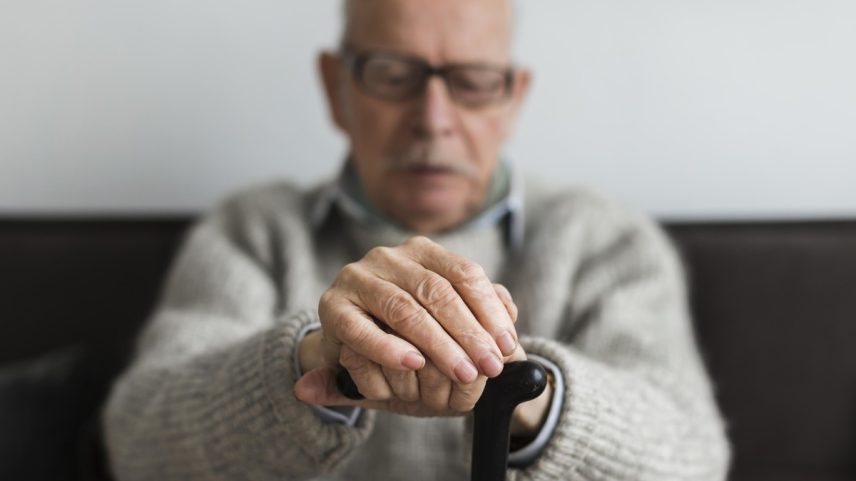 Um dos indícios iniciais do Parkinson são transtornos de sono (Foto: Freepik)