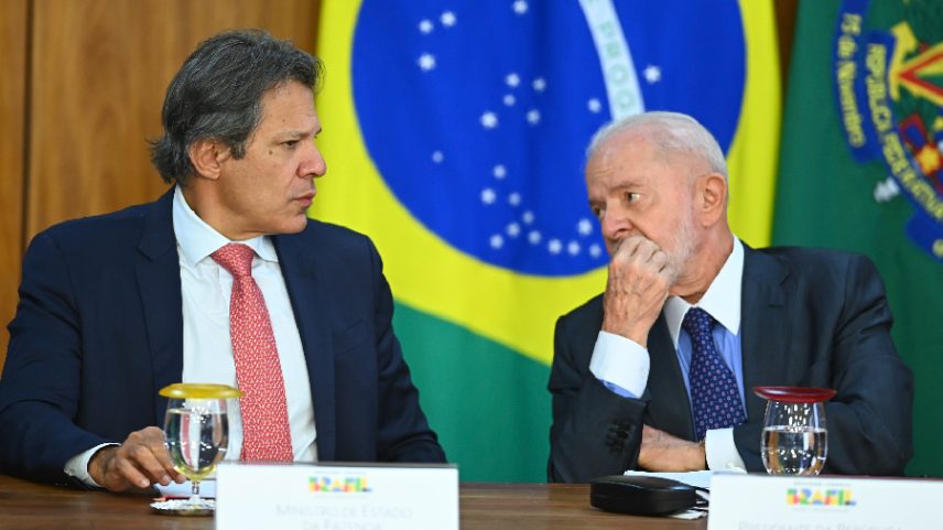 Ministro da Fazenda Fernando Haddad e o presidente da República Luiz Inácio Lula da Silva (Foto: Ton Molina/NurPhoto/Getty Images)