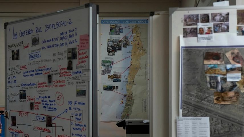 Diagramas com suspeitos e ligações nos escritórios de um promotor que investiga a gangue Tren de Aragua, em 9 de junho de 2025, em Arica, Chile (Foto: Esteban Felix/AP)
