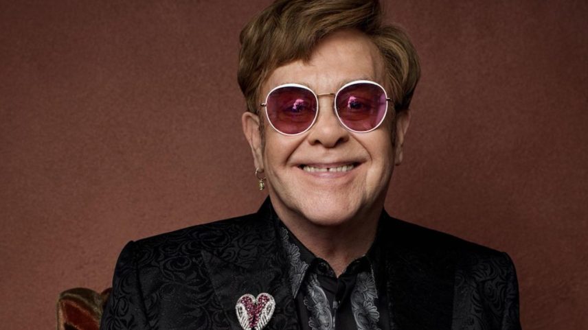 Elton John celebrou um grande marco pessoal, completando 35 anos de sobriedade com uma mensagem sincera para fãs e familiares no dia 29 de julho. (Foto: Reprodução)