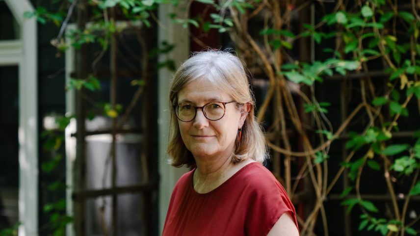 O ensino da ciência da computação provavelmente se concentrará menos na codificação e mais no pensamento computacional e na alfabetização em IA, disse Mary Lou Maher, diretora da Computing Research Association (Foto: Sophie Park/NYT)