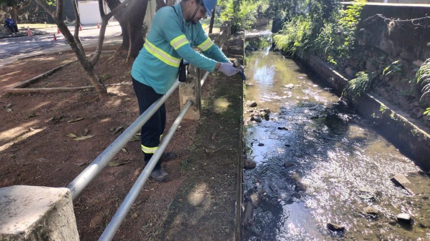 Técnico coleta água do Rio Maracanã para medir níveis de poluição (Foto: Divulgação)