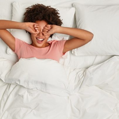 Médicos alertam sobre a relação entre sono e saúde cardíaca em mulheres acima de 45 anos