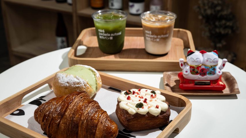 Folhados e bebidas da padaria Mirá, de inspiração japonesa, em Pinheiros (Foto: Adriano Vizoni/Folhapress)