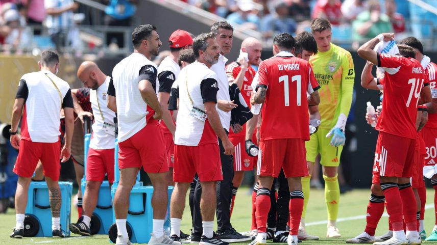 Jogadores do Benfica se refrescam durante intervalo em partida contra o Bayern de Munique pela Copa do Mundo de Clubes (Foto: Kevin C. Cox - 24.jun.2025/Getty Images via AFP)