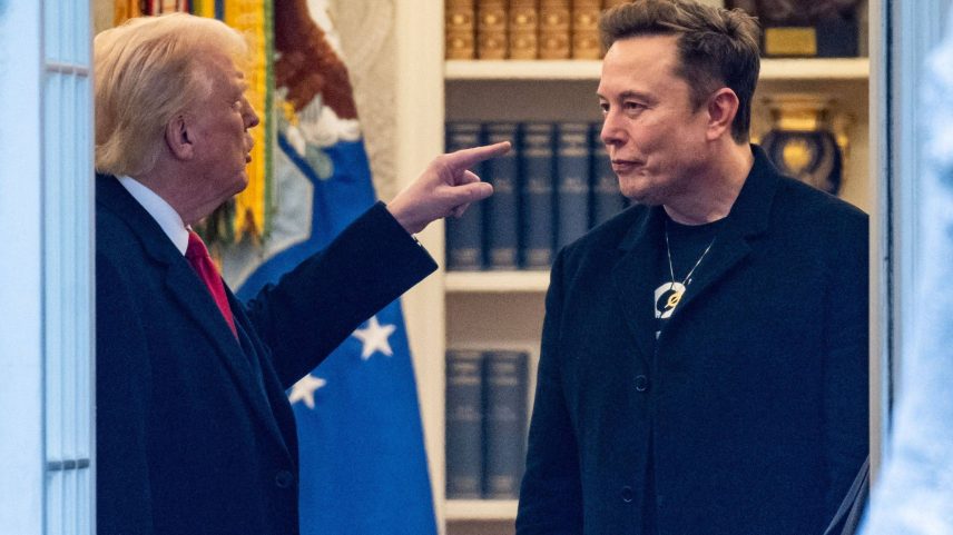 Trump e Musk conversam no Salão Oval da Casa Branca quando o empresário ainda fazia parte do governo do republicano (Foto: Roberto Schmidt/AFP)