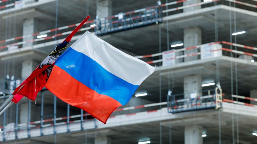 Bandeira da Rússia, com prédio em construção ao fundo - 05/12/2024 (Foto: Maxim Shemetov/Reuters)
