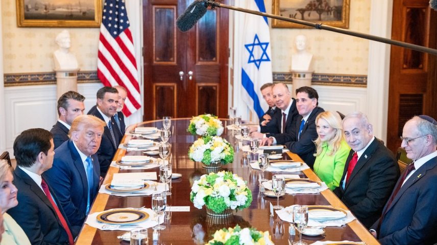 Imagem deste segunda-feira mostra o presidente dos Estados Unidos, Donald Trump, e o primeiro-ministro de Israel, Binyamin Netanyahu, durante jantar na Casa Branca. Netanyahu endossou plano de Trump e afirmou que apoia ele para o Prêmio Nobel da Paz (Foto: Haiyun Jiang/NYT)