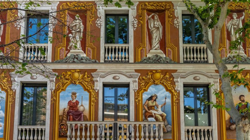 Detalhe da fachada de um dos primeiros edifícios do Eixample barcelonês situado ao lado do pasaje de Permanyer. (Foto: Kike Rincón)