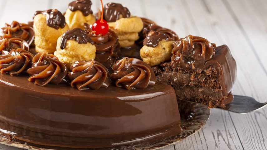 A torta bomba de chocolate da Amantícia leva massa de pão de ló de chocolate com dois recheios de brigadeiro gourmet — Foto: Divulgação