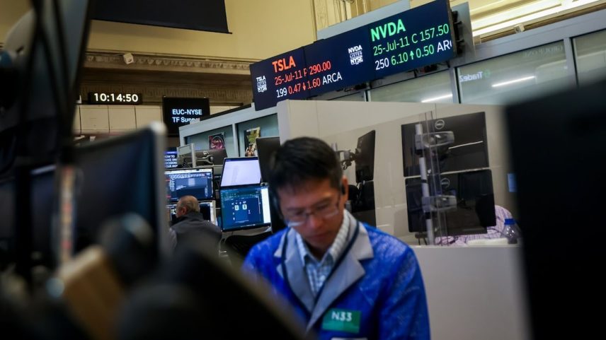 Ações globais operavam perto da estabilidade nesta terça-feira antes de balanços de big techs. (Foto: Michael Nagle/Bloomberg)