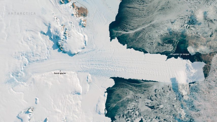 Imagem de satélite mostra o glaciar David alimentando a língua de gelo Drygalski, na Antártida Oriental, em março de 2025. (Foto: União Europeia/Copernicus Sentinel-2 imagery)