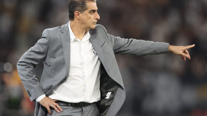 Renato Paiva dá orientações do Botafogo em vitória contra a Universidad do Chile (Foto: Vitor Silva/Botafogo)