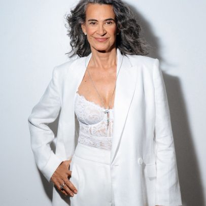 Simone comemora 50 anos de carreira com show especial no Qualistage e descontos para assinantes