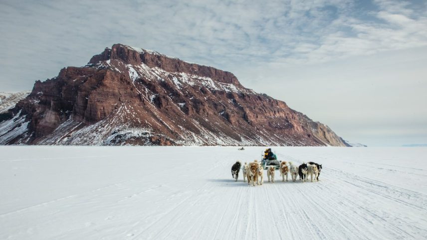 O caçador inuit Igaja Alataq que acompanhou a expedição científica com seu trineo de cães. (Foto: Joseph Fox)